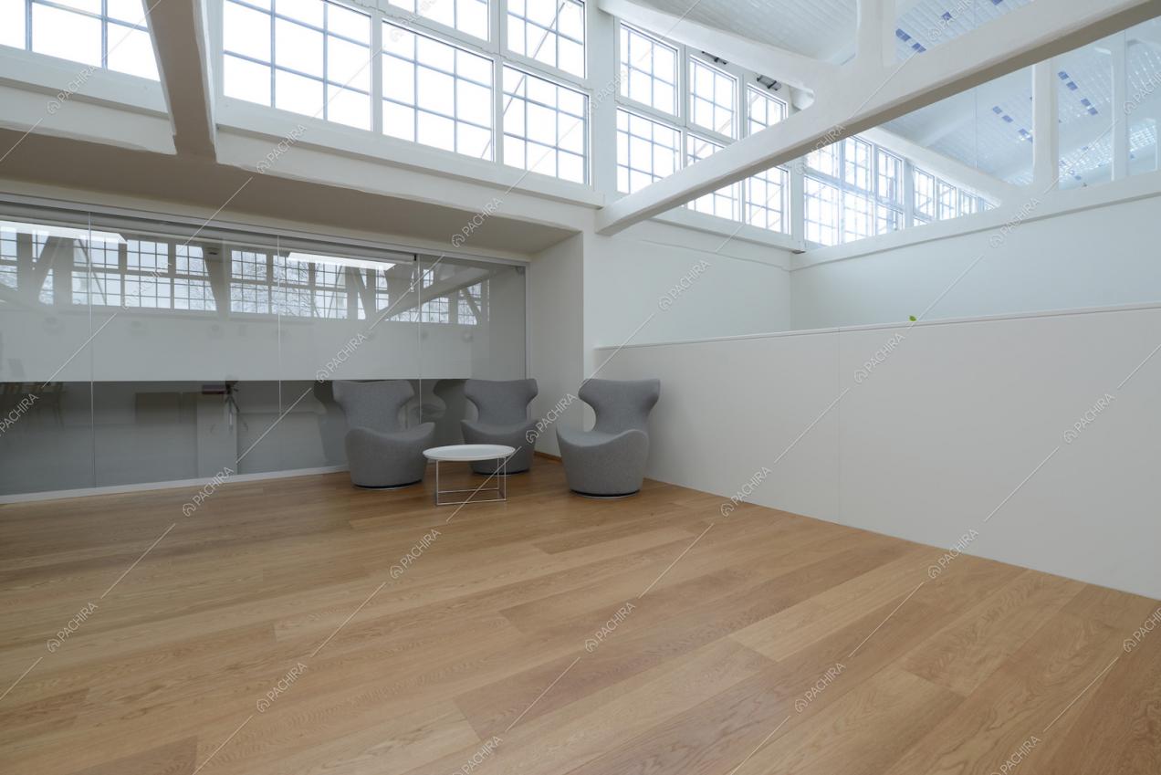 Sala con poltrone al livello superiore