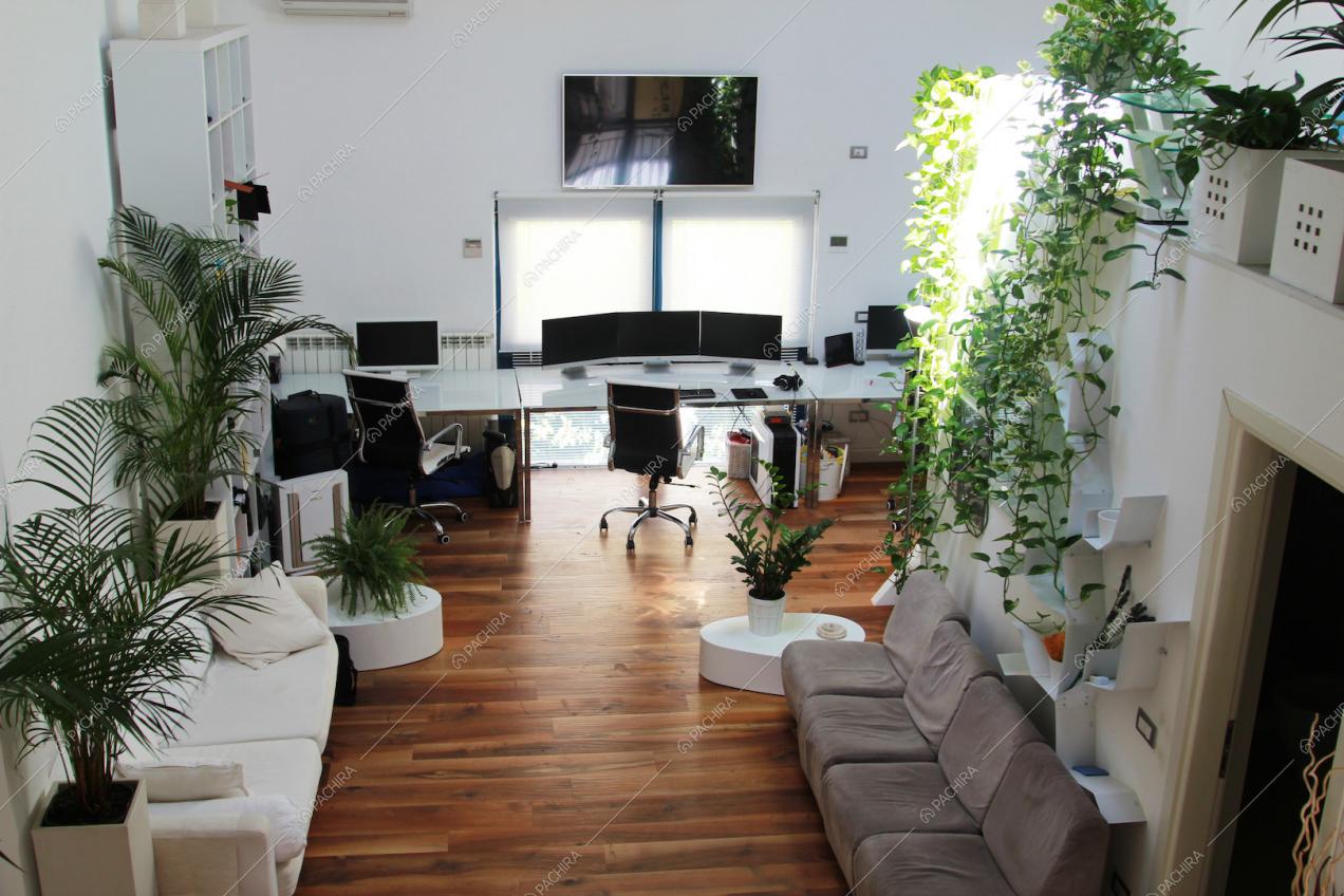 Studio visto dall'alto con scrivanie in vetro