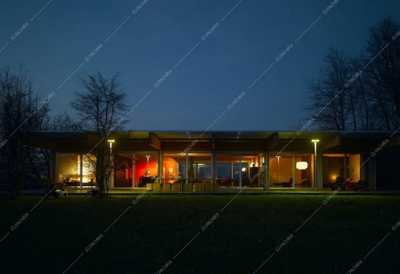 Vista degli esterni della villa di sera