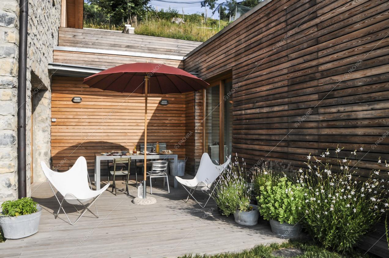 Terrazza con pareti in legno e in pietra