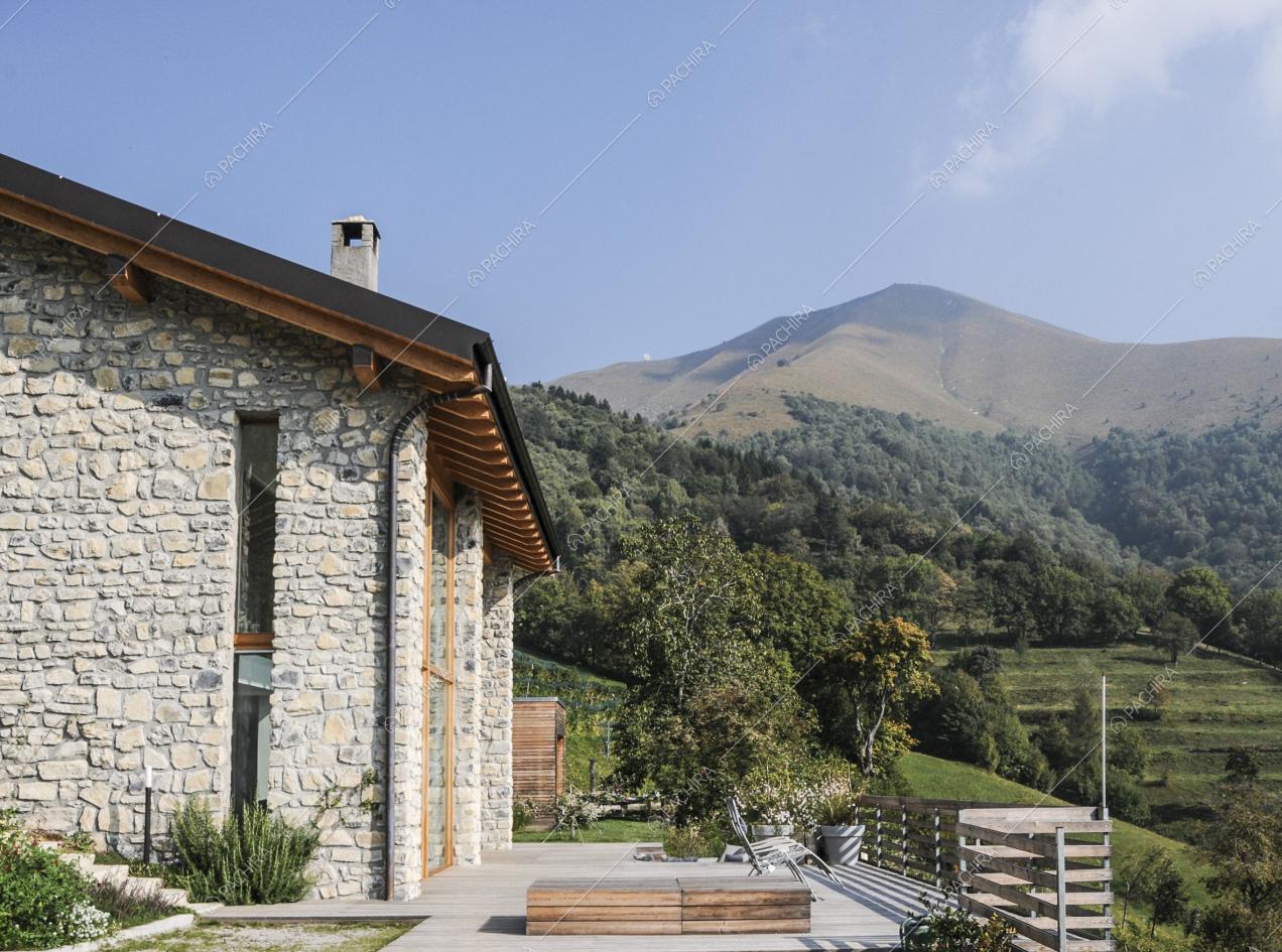 Esterni della villa di lato, terrazza e vista