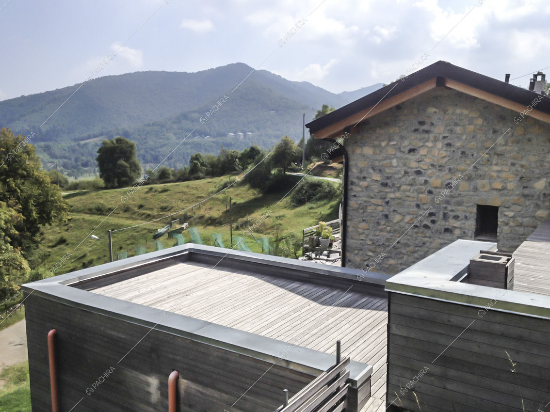 Terrazza in legno senza arredamento