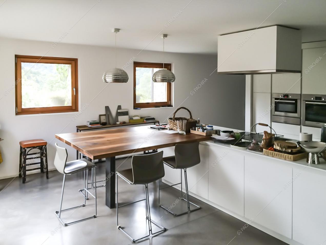Cucina bianca con penisola in legno