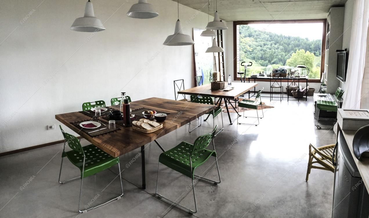 Lampade di design illuminano la sala da pranzo