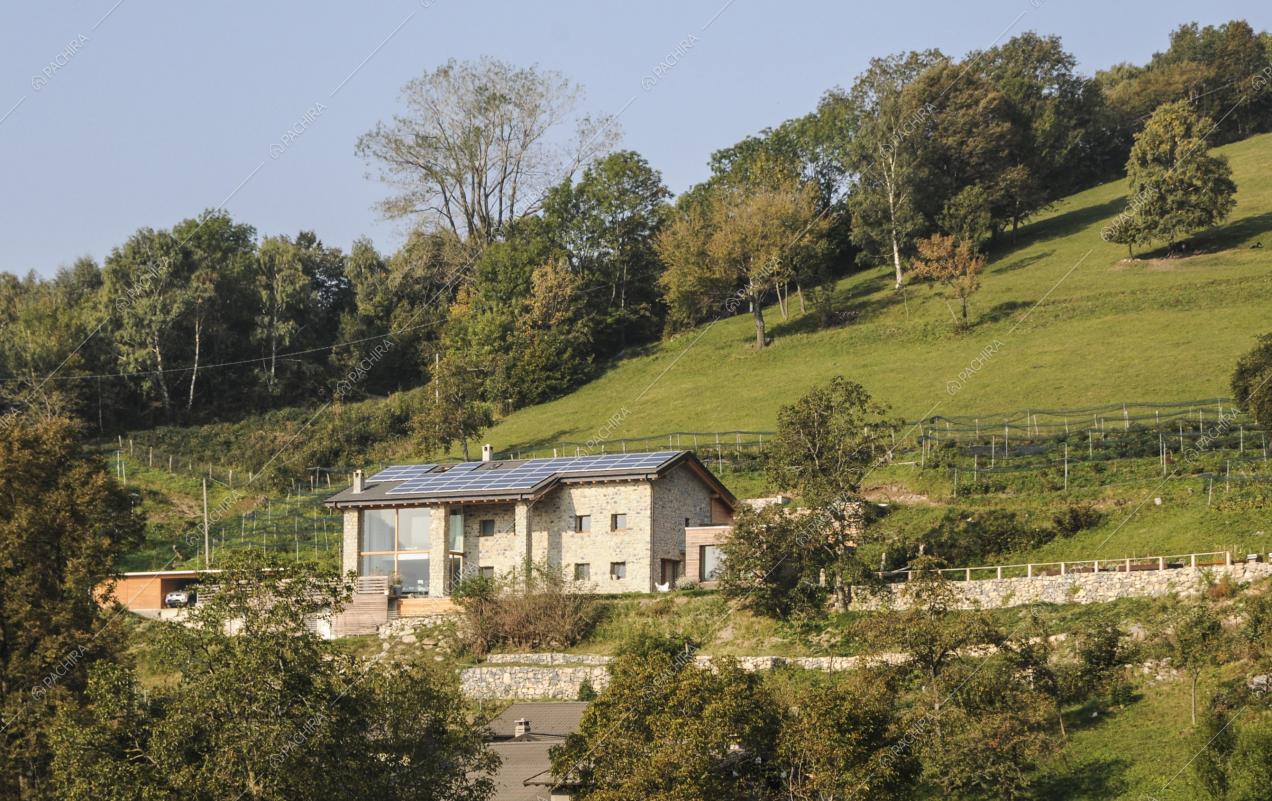 VIsta della villa dal basso, scorcio sul box, esterni in pietra