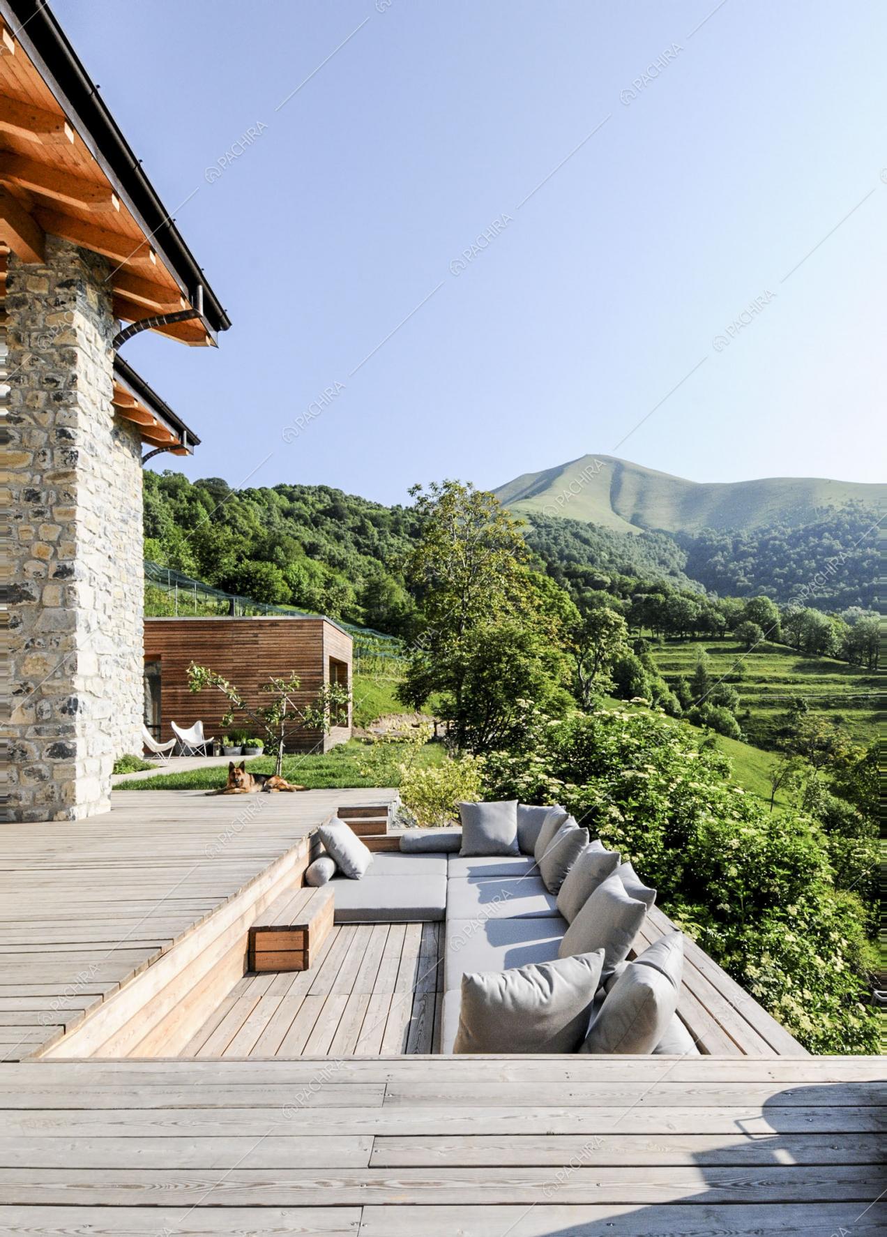 Terrazza con pavimento in legno e vista panoramica