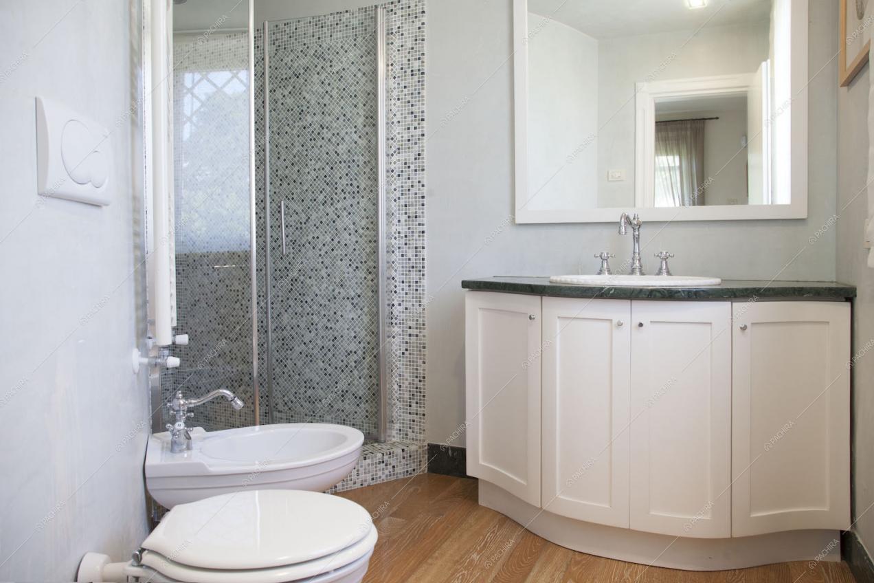 Bagno con box doccia