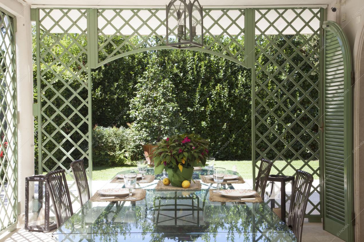 Tavolo da pranzo con consolle in vetro e vista sul giardino