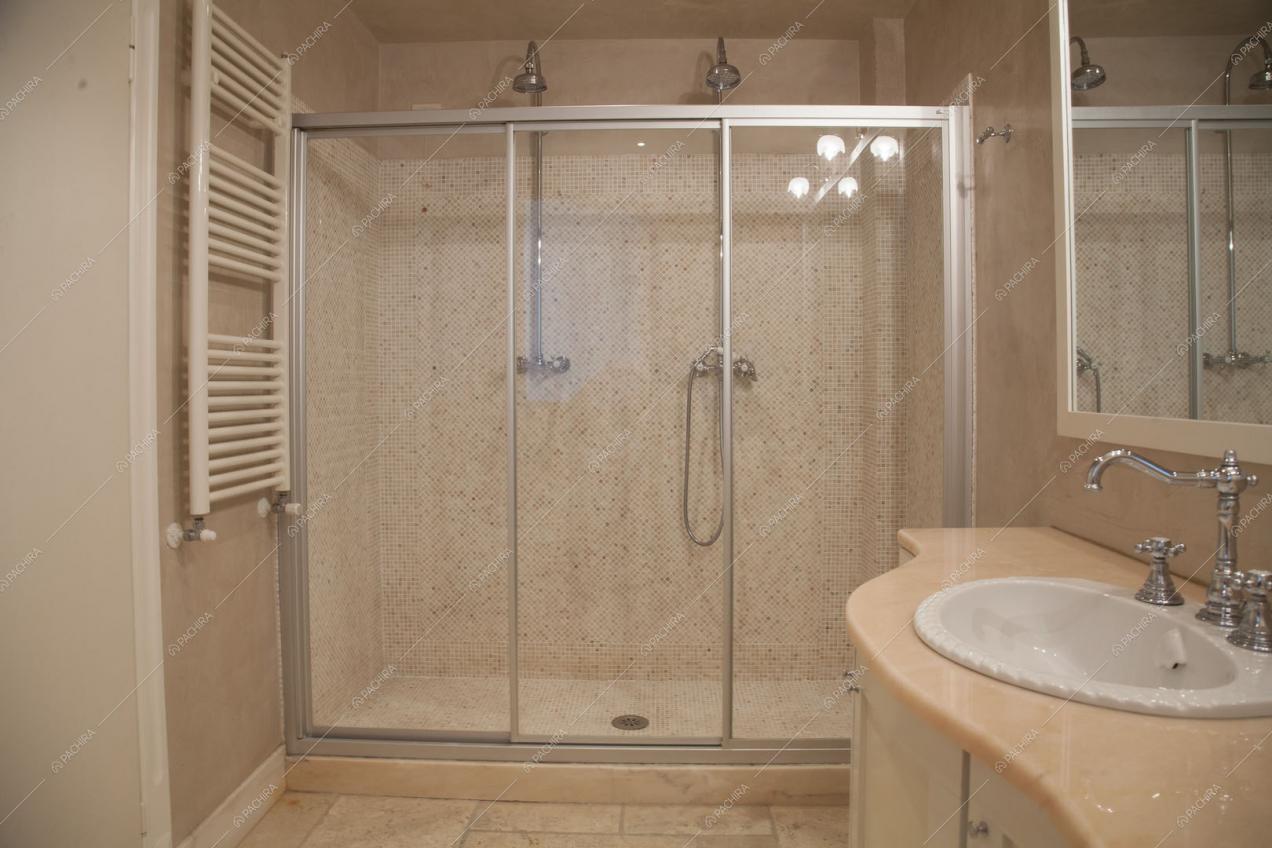 Bagno con box doccia in piastrelline