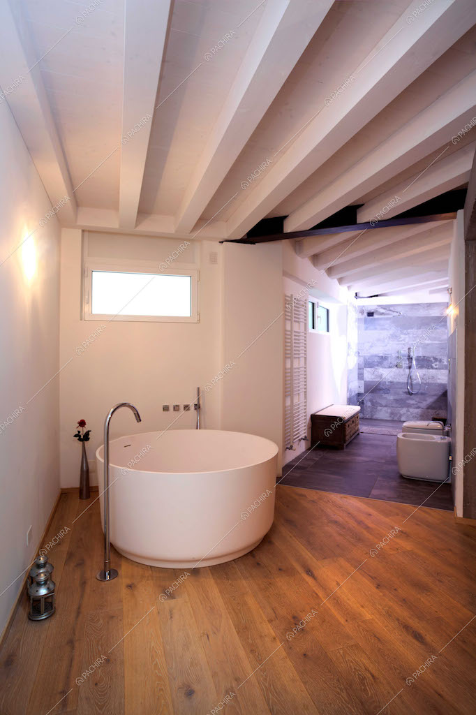 Bagno con vasca rotonda, pavimento in parquet