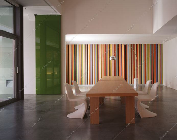 Tavolo da pranzo in legno e sedie bianche di design