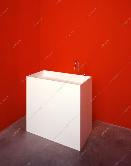 Originale fontanella in stile minimal con pareti arancioni