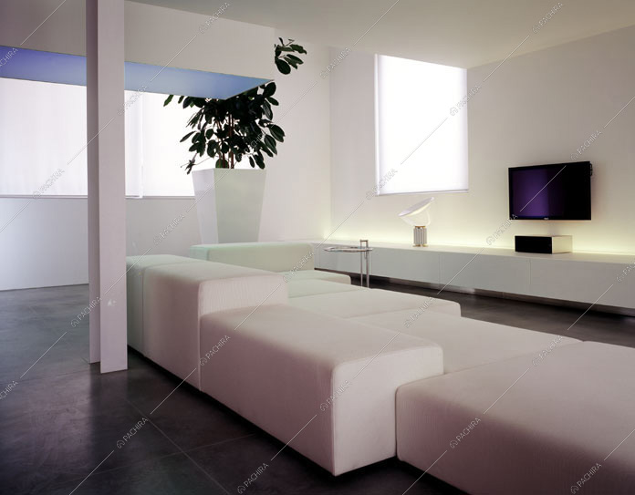 Zona living con divani bianchi in stile moderno