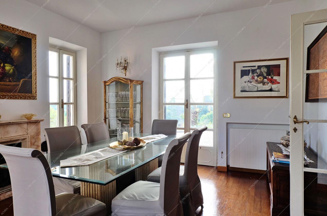 Tavolo di cristallo, caminetto, credenza d'epoca