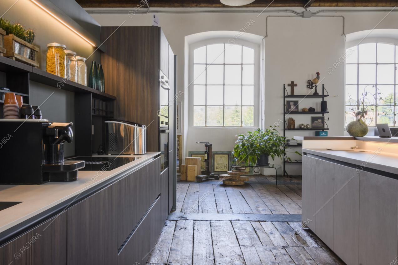 Mobili da cucina scuri in legno e macchinetta del caffè