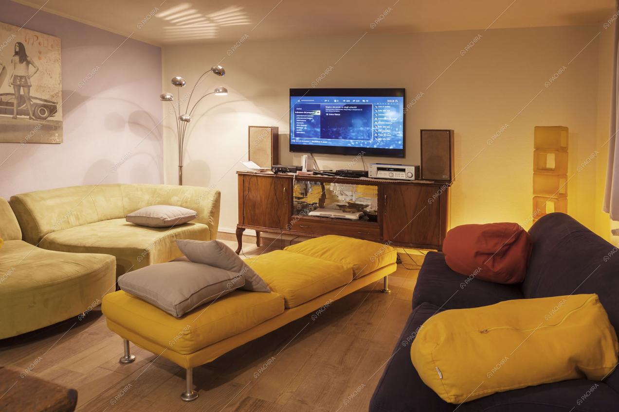 Divani nella sala con lampada di design