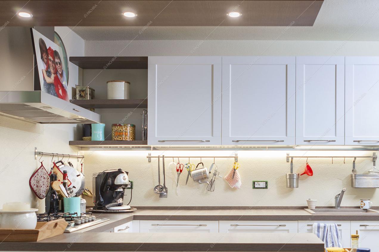 Cucina bianca con penisola