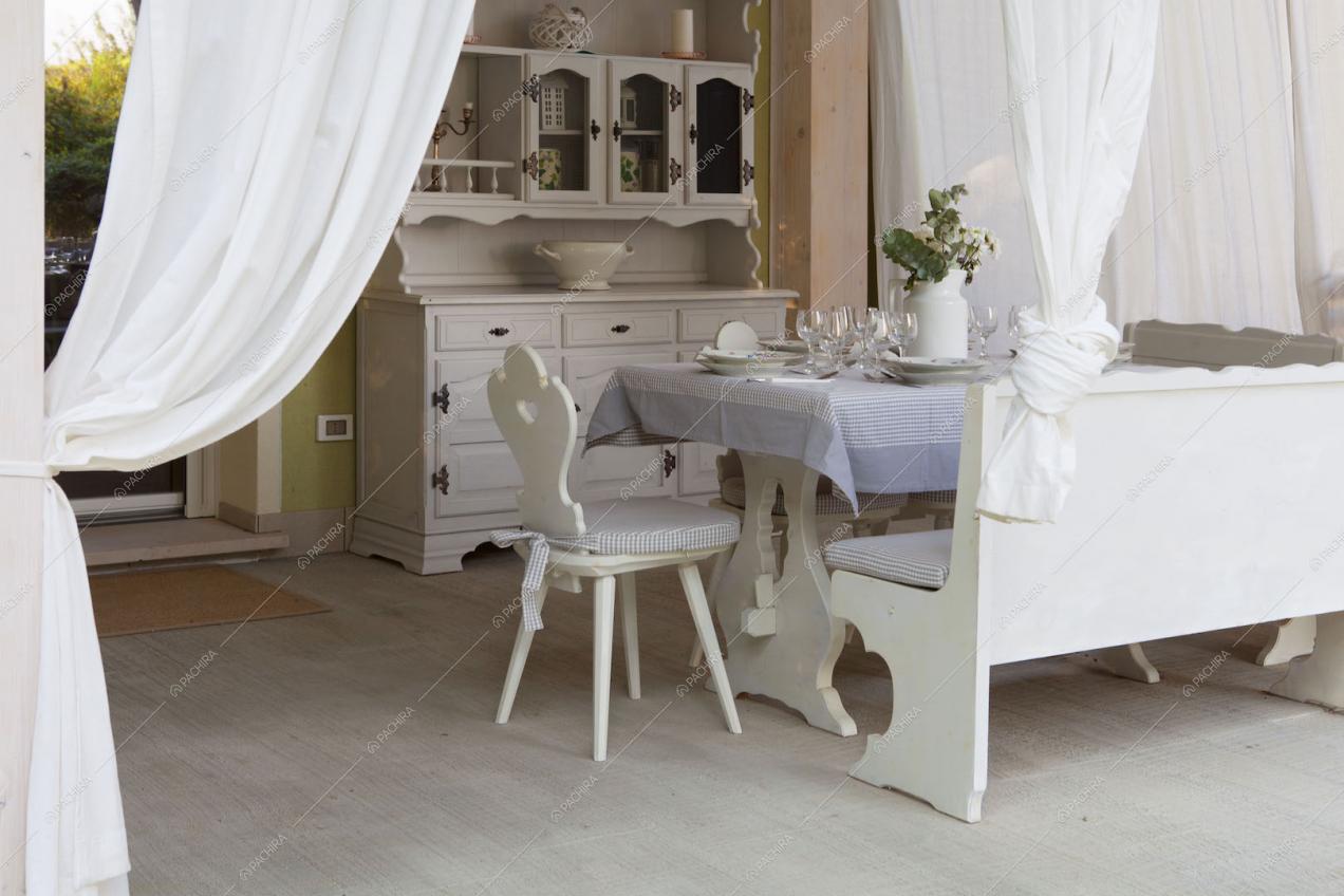 Tavolo da pranzo con panca nella veranda