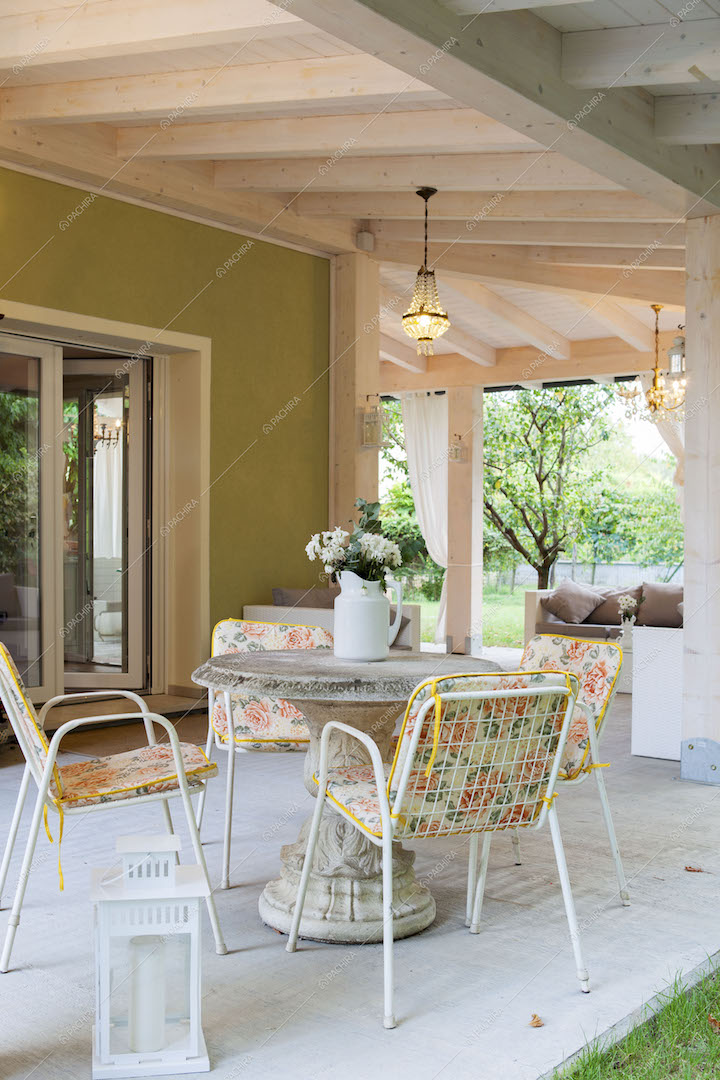 Tavolo da pranzo da esterno sito nella veranda con pavimento bianco