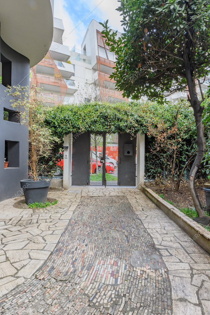 Vialetto con pavimento in pietra nel giardino della location
