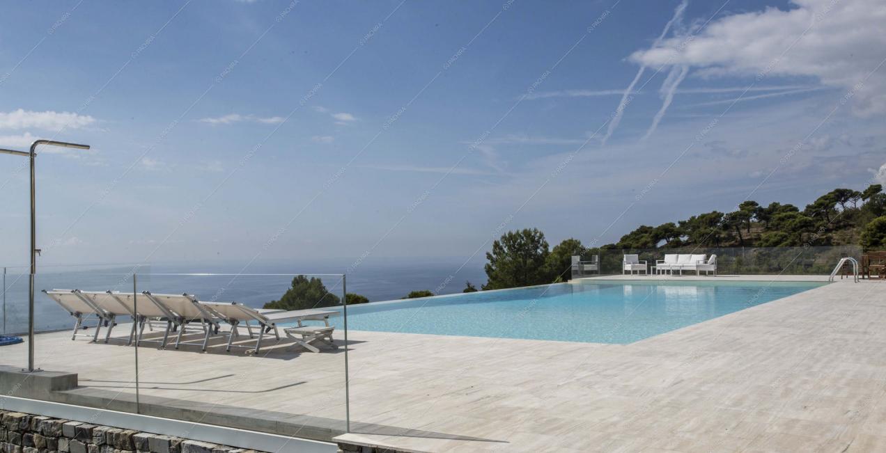 Infinity pool e vista sul mare