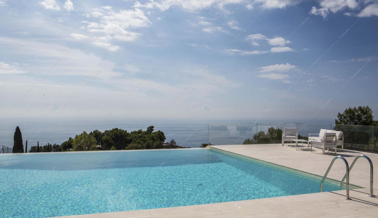La bellissima piscina a sfioro della villa