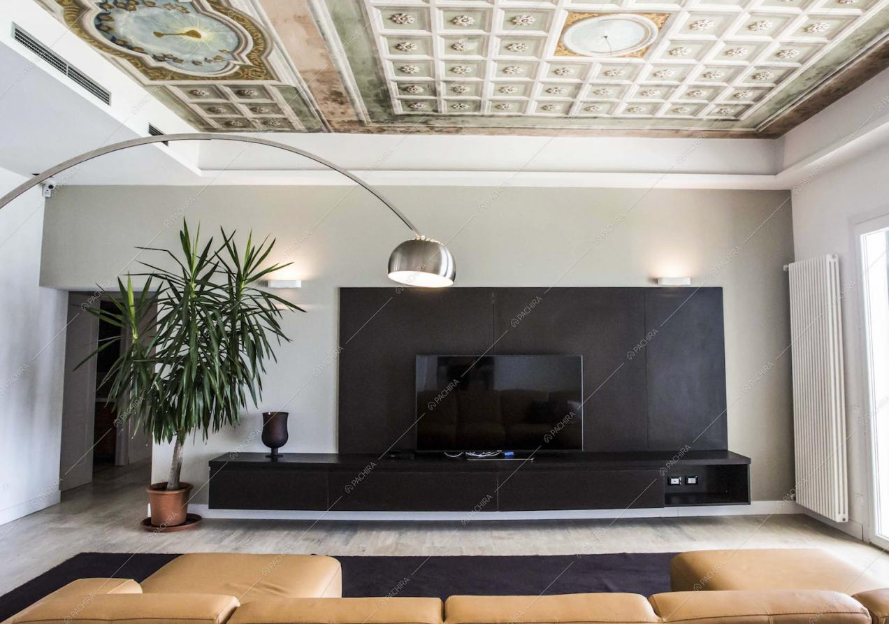 Sala con soffitto affrescato
