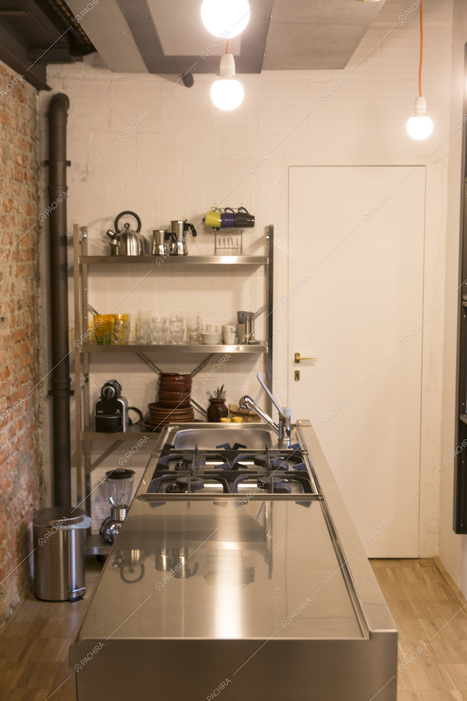 Cucina con fornelli a gas nella Location Nashi