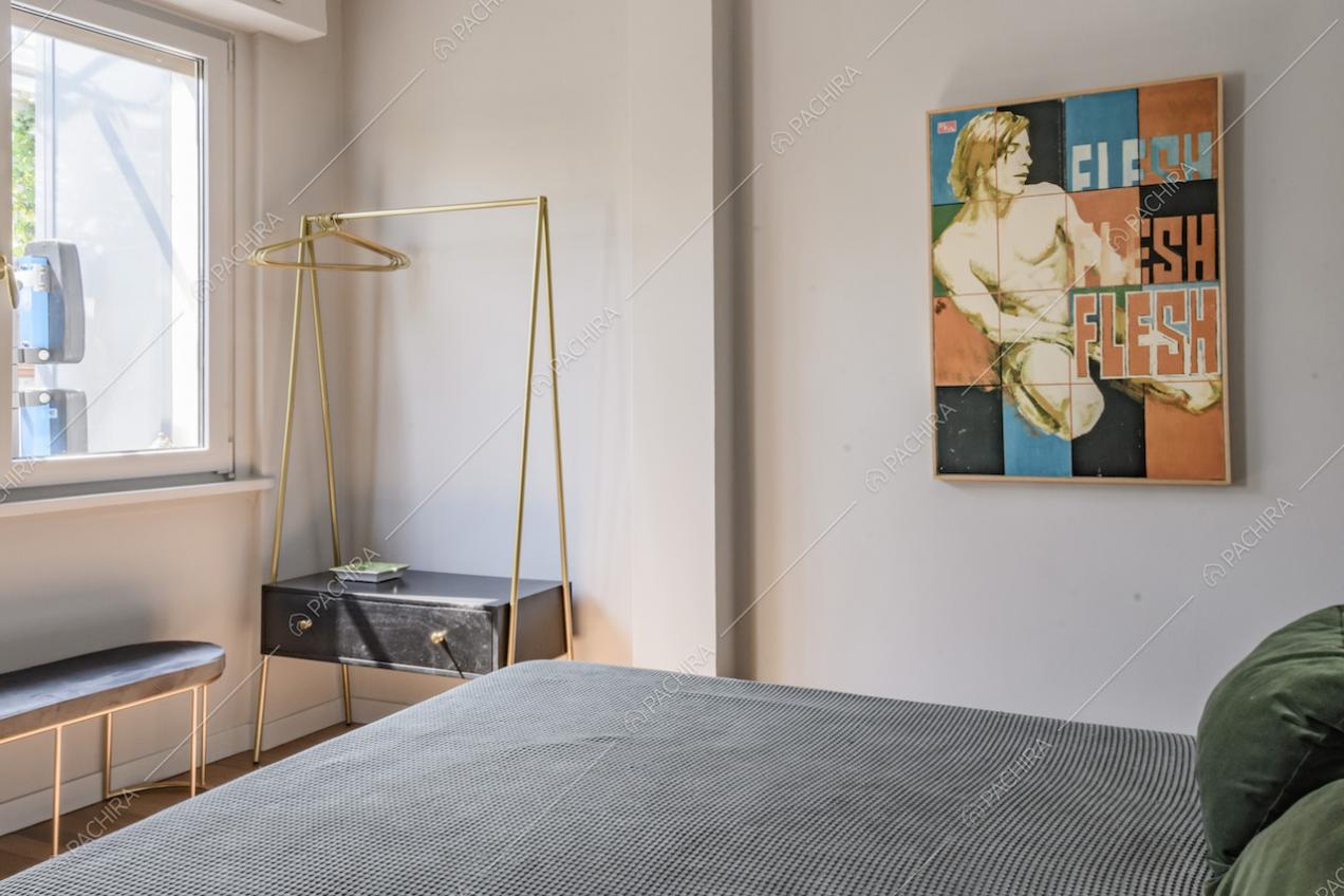 Camera da letto con arredi minimal e finestra