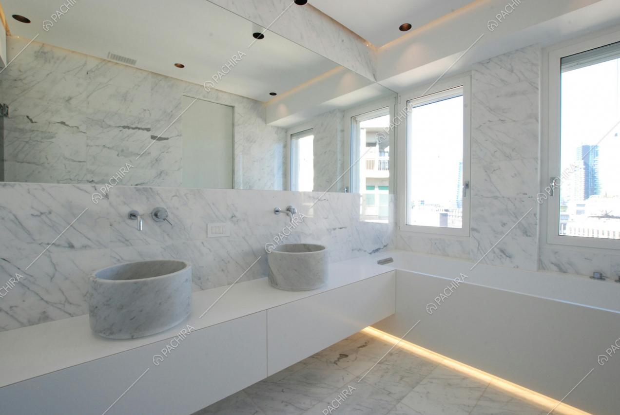 Bagno in marmo bianco