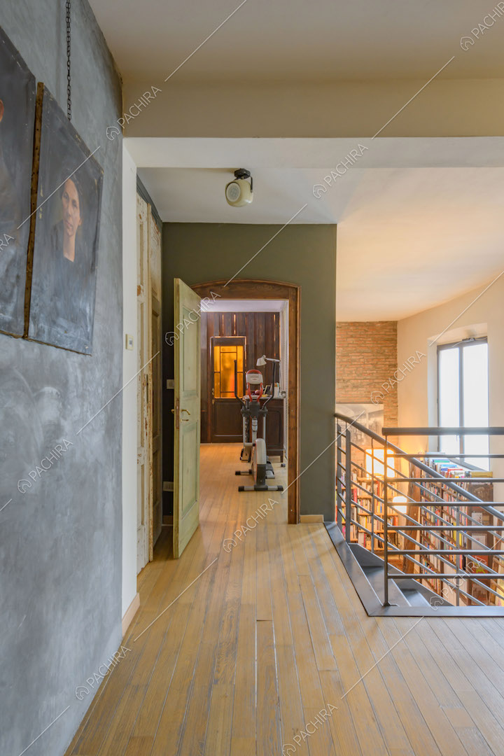 Corridoio con pavimento in parquet sul soppalco e vista sulle scale