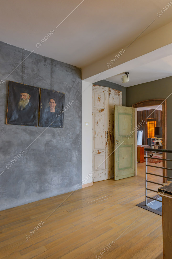 Parete e porte délabré nell'atrio sul soppalco con pavimento in parquet