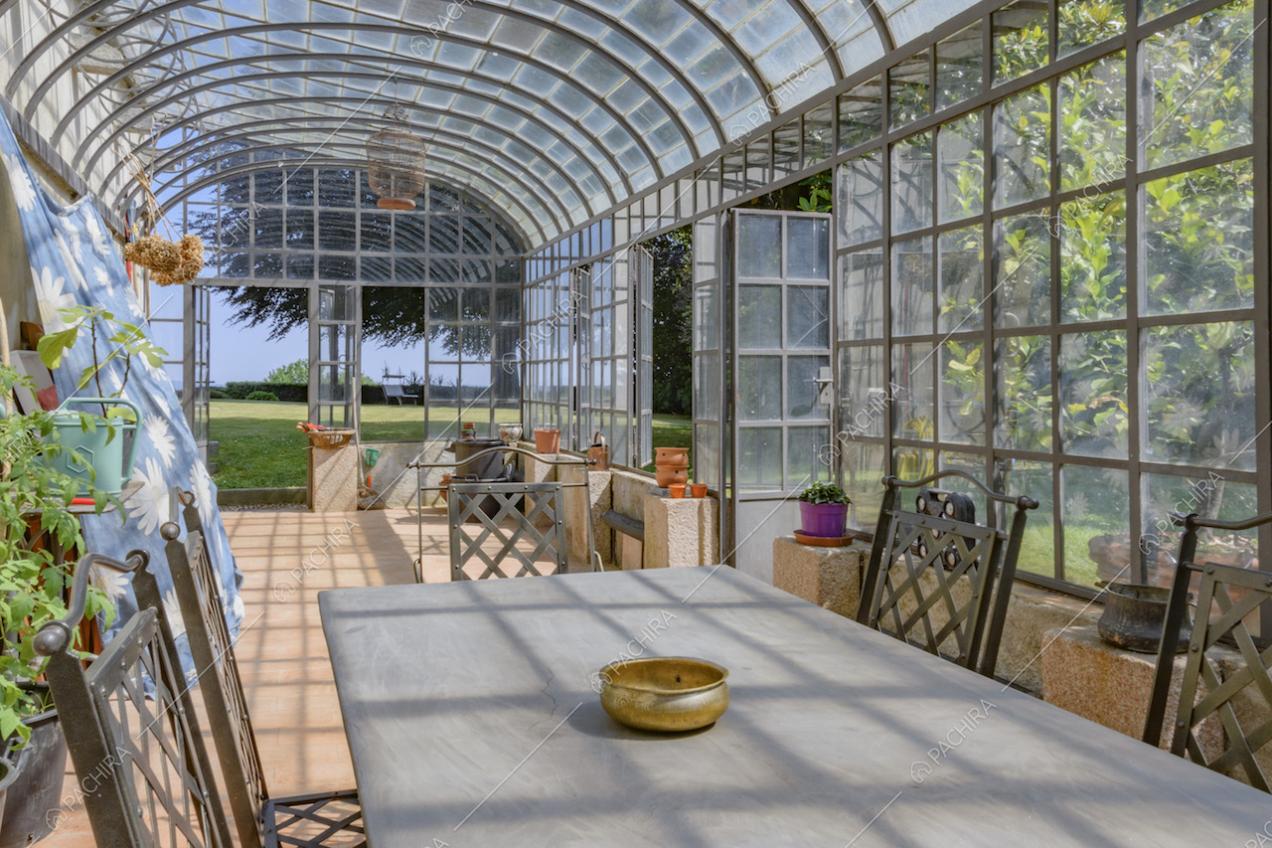 Tavolo in marmo con sedie in ferro nel giardino d'inverno