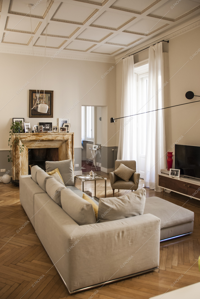 Sala moderna con camino, pavimento in parquet e divano beige