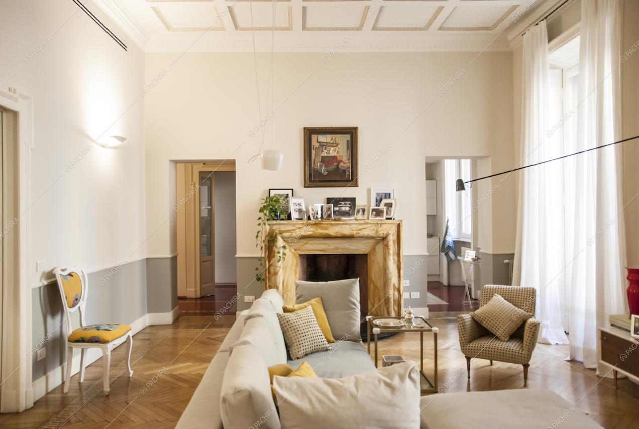 Sala con pavimento in parquet e camino a vista