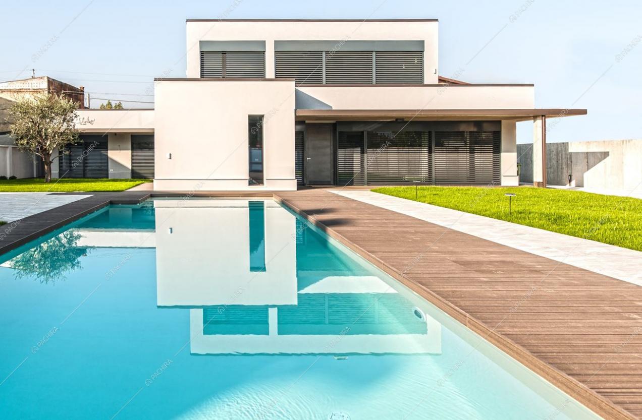 La piscina della moderna Villa Annato e gli esterni bianchi