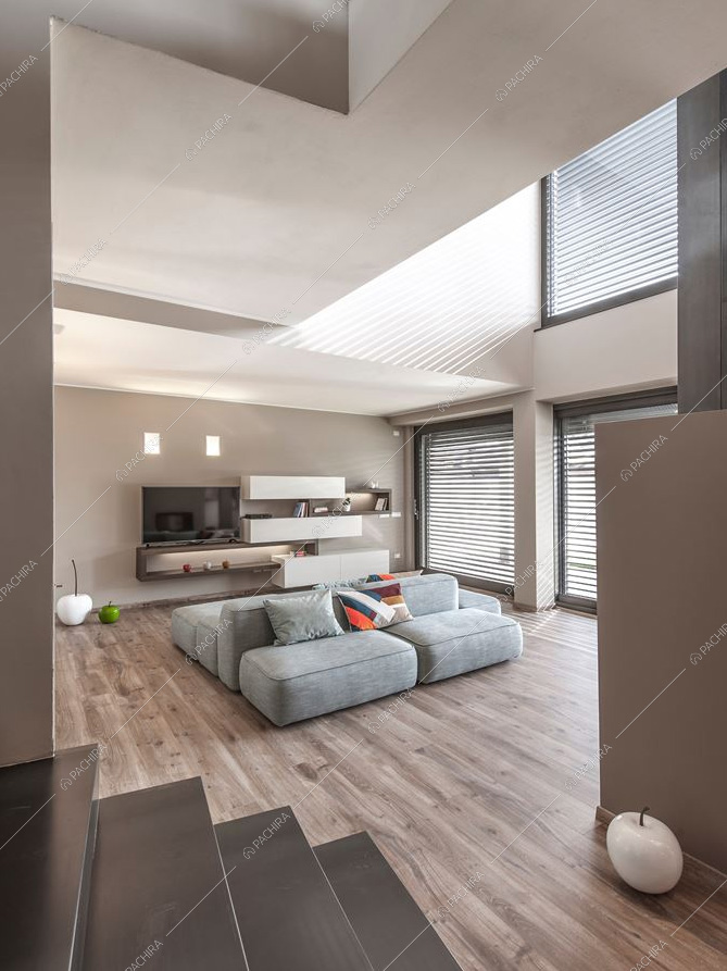 La sala moderna con pavimento in parquet e vetrate