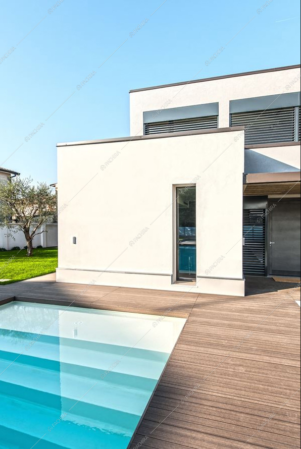 Gli esterni della villa e la vista sulla piscina