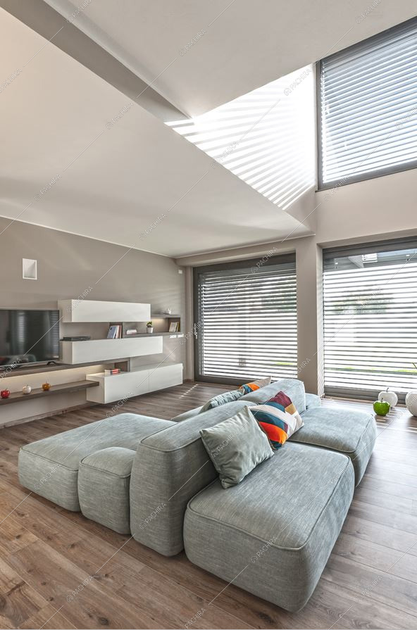 La sala della villa con le vetrate vista piscina