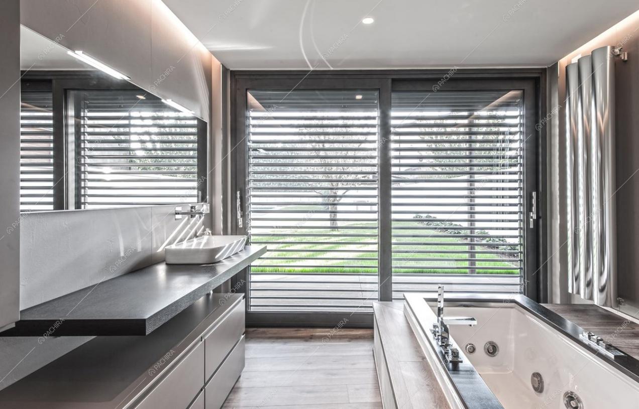 Bagno moderno con vetrate e vasca idromassaggio