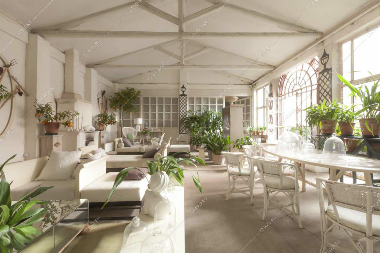 Travi a vista bianche e arredi in stile shabby chic