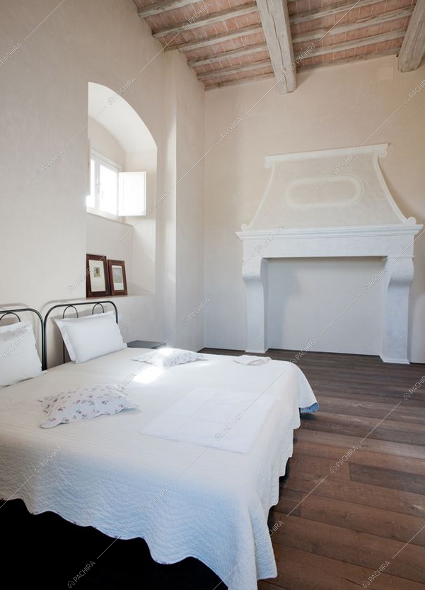 Camera da letto in stile moderno con pavimento in parquet
