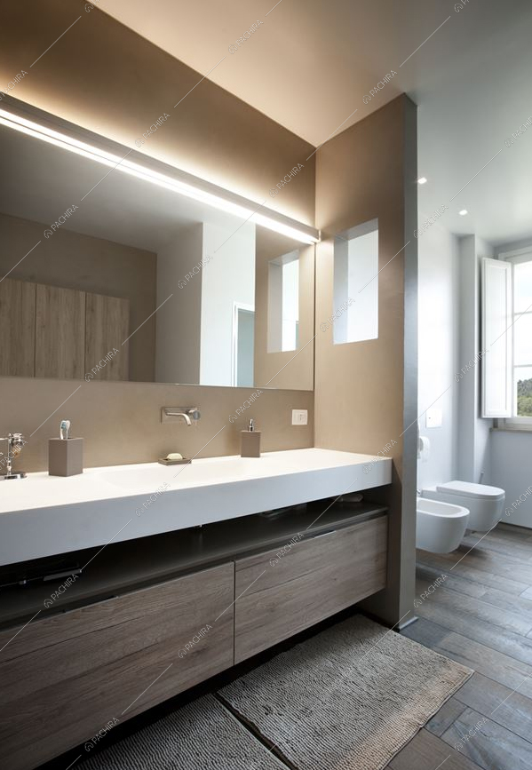 Bagno moderno con pavimento in parquet