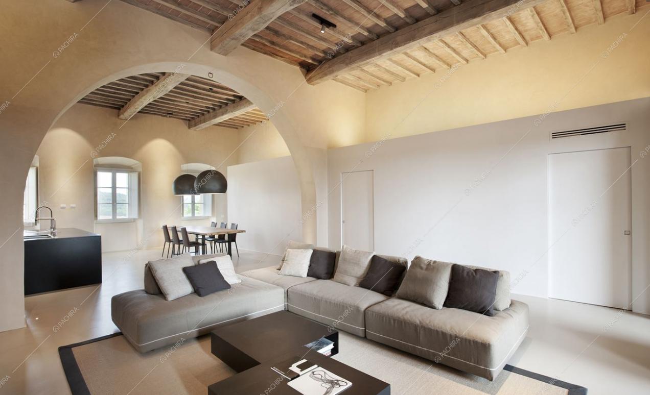 Living con travi a vista e arco