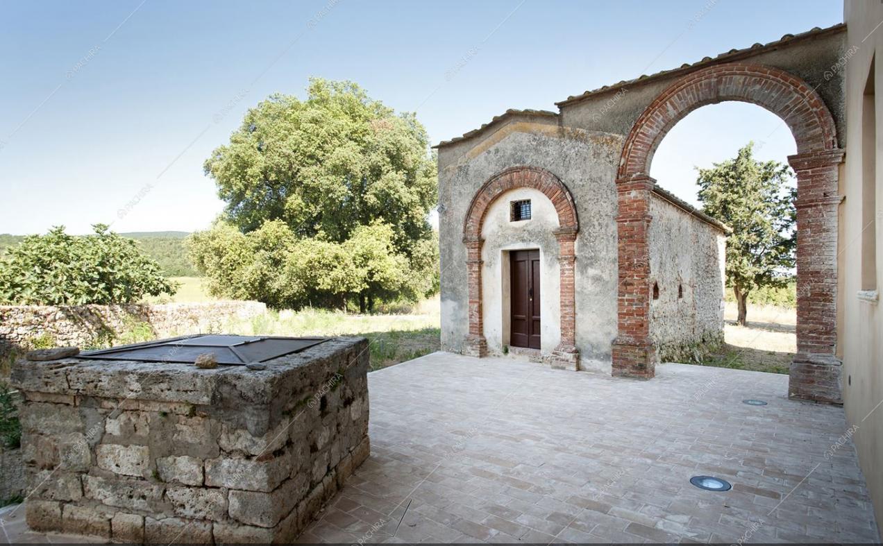 Il giardino con archi in pietra della Location Zizania