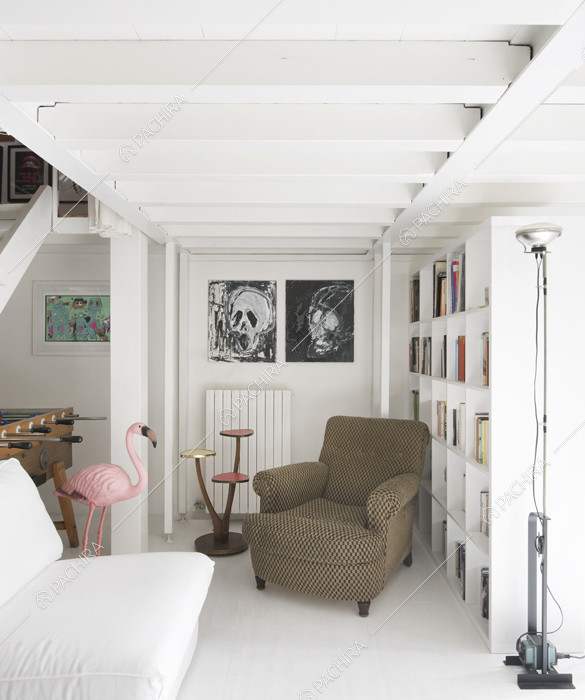 Poltrona e tavolino di design in angolo lettura