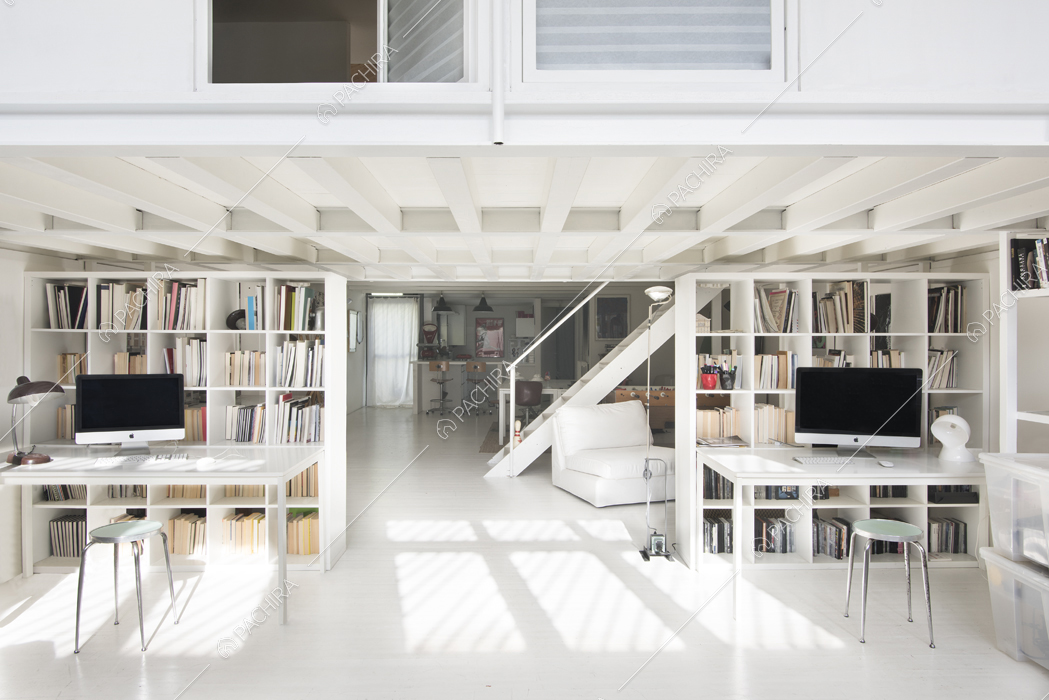 Studio con due scrivanie, librerie e vista sulla cucina