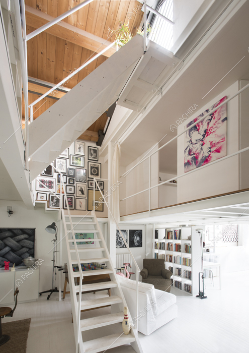 Vista su scale del loft con soffitto in legno con travi a vista