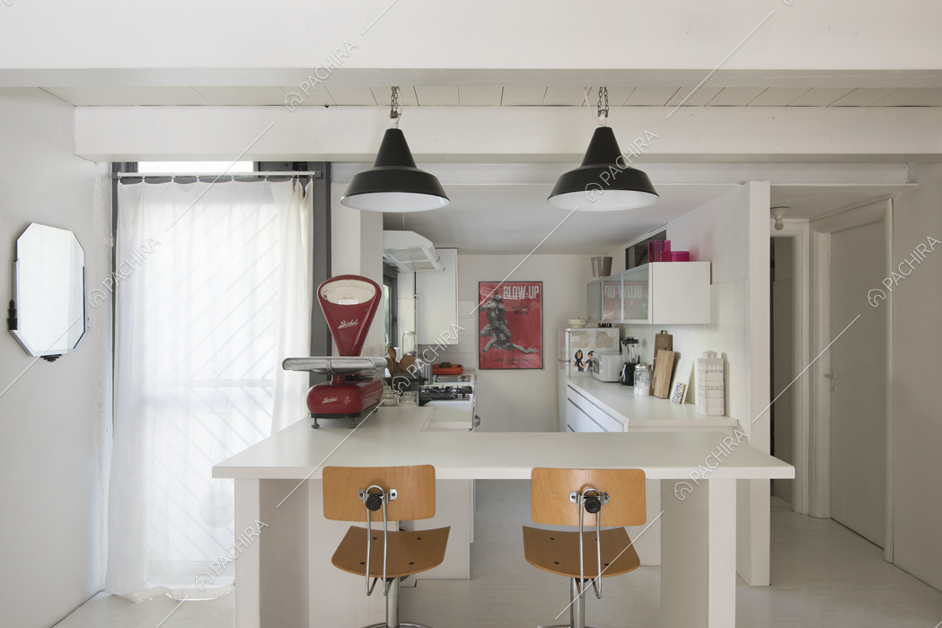 Cucina con penisola bianca, porta finestra