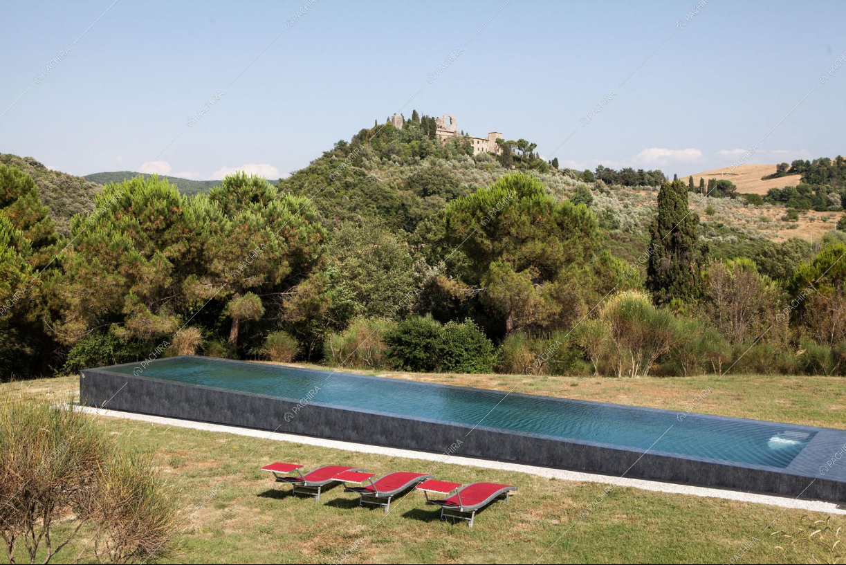 Piscina di design nel giardino della Villa